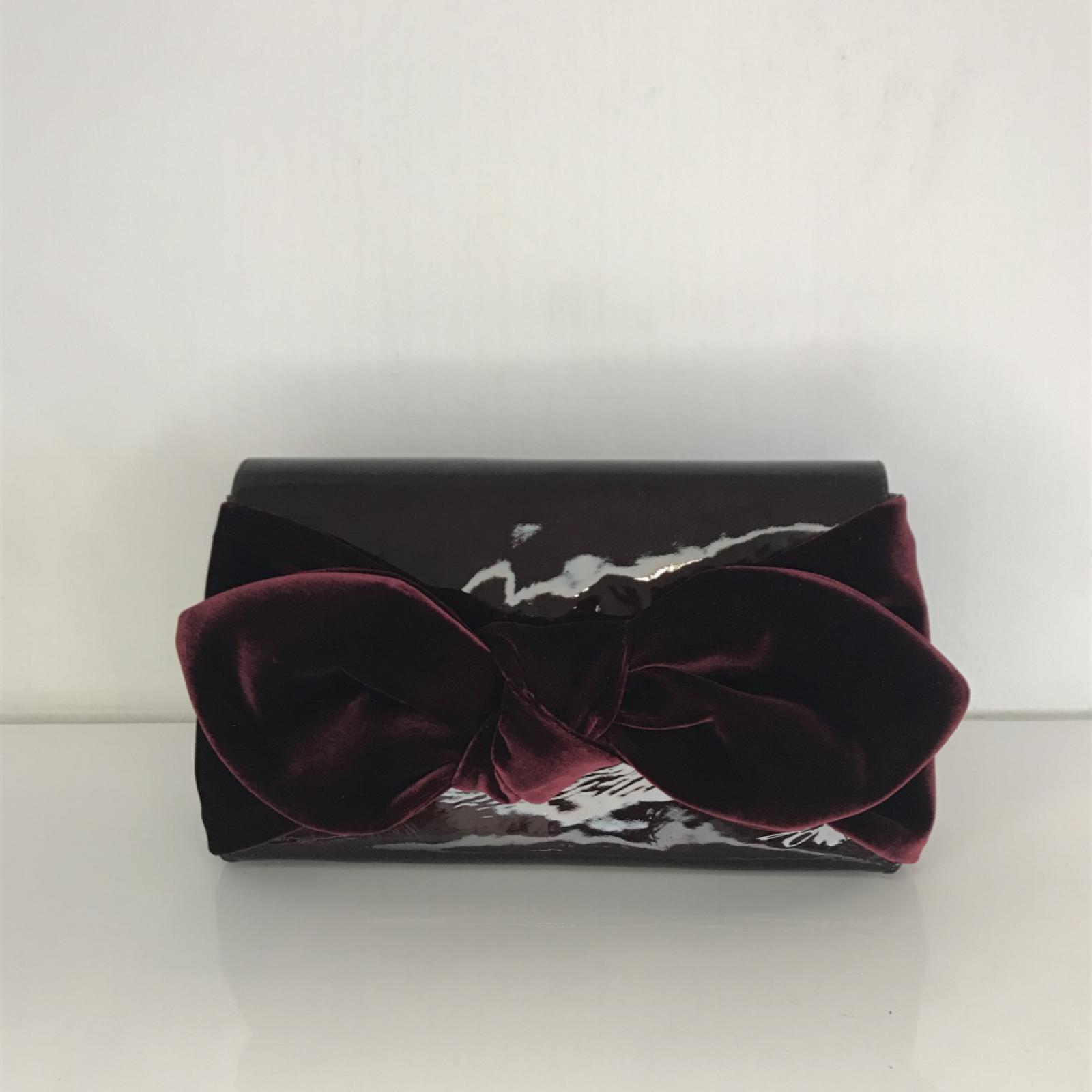 Clutch mit großer Schleife